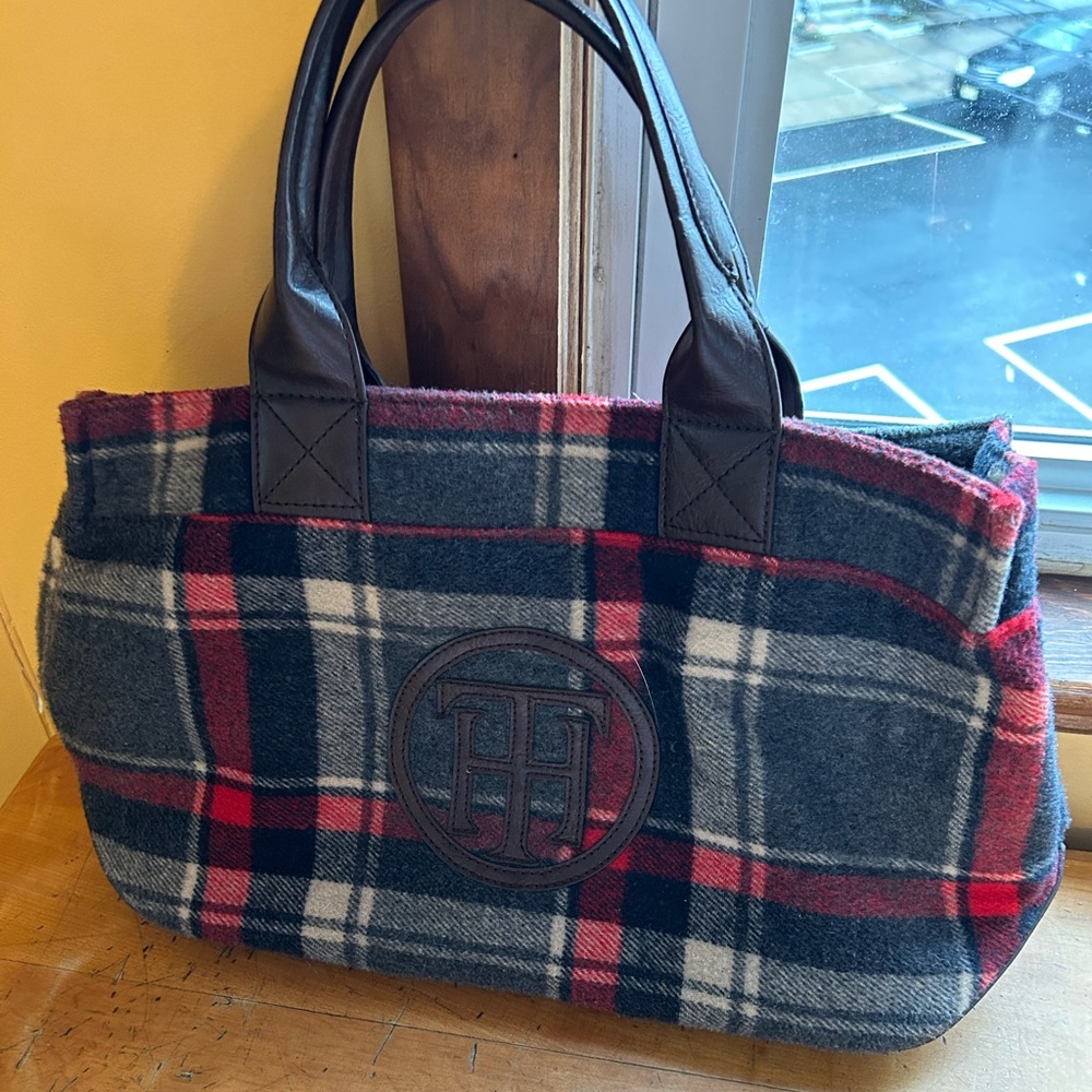 Stylish Tommy Hilfiger wool tote